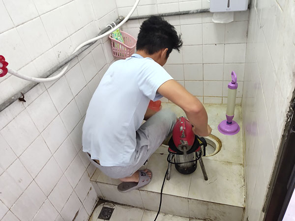 禹州管道堵塞冒臭气 专业师傅现场解决问题